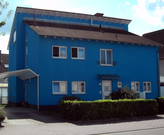 Das knallblaue Haus