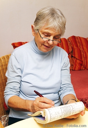 Senior with Crossword Puzzle - Seniorin mit Kreuzwort Rätsel