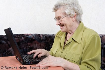 80-jährige Dame am PC